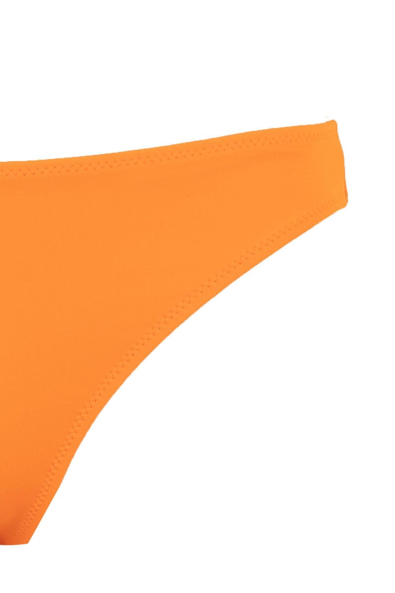 ديفاكتو اندر بكيني قصة عادية من Fall In Love - Image 3